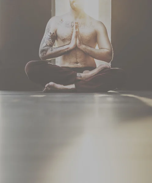 Mężczyzna Praktykowanie jogi poza — Zdjęcie stockowe