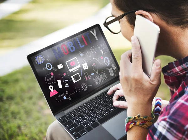 Laptop mit Mobilität auf dem Bildschirm — Stockfoto