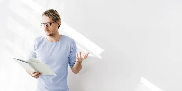 Empresário trabalhando com cartaz em branco — Fotografia de Stock