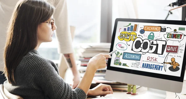 Mujer mostrando en monitor con costo — Foto de Stock