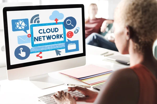 Ordenador con Cloud Network en el monitor —  Fotos de Stock