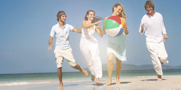 Couples relaxing on the beach — Stock Photo, Image