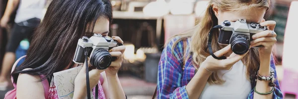 Niñas fotógrafos con cámaras retro — Foto de Stock