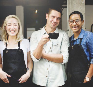 Arkadaşlar kahve içiyor.