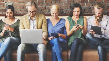 Dijital aygıtlar kullanan insanlar