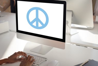 bilgisayar ekranında barış ile