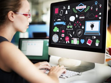 bilgisayar monitörü olarak sosyal medya ile