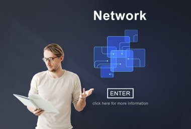 ağ ile çalışan iş adamı