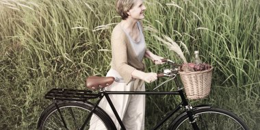 Alan üzerinde bisiklet kadınla 