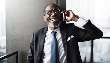 Dijital aygıt kullanarak iş adamı