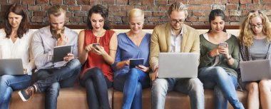 Çeşitlilik insanlarla dijital cihazlar