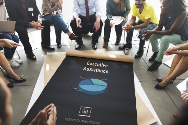 insanlar üzerinde poster ile yönetici yardım