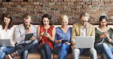 Dijital aygıtlar kullanan insanlar