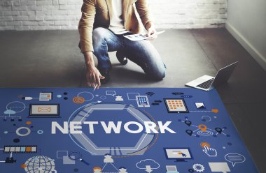 ağ ile çalışan iş adamı