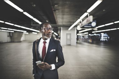 Dijital aygıt kullanarak iş adamı