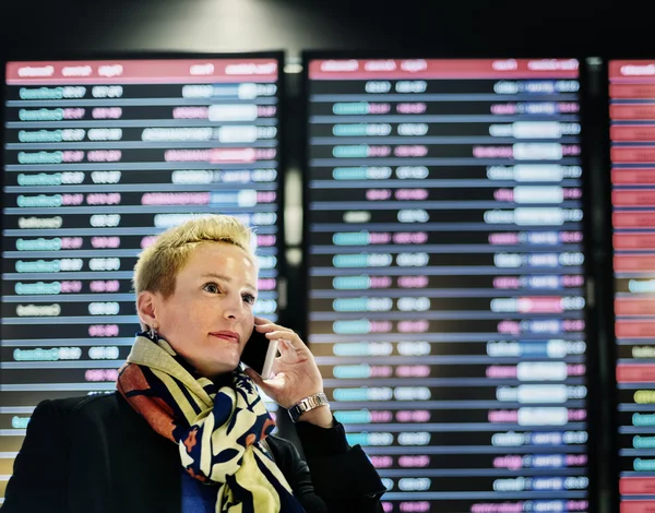 Geschäftsfrau mit Handy — Stockfoto