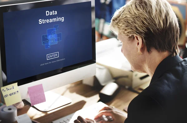 Geschäftsfrau schaut beim Datenstreaming auf Monitor — Stockfoto