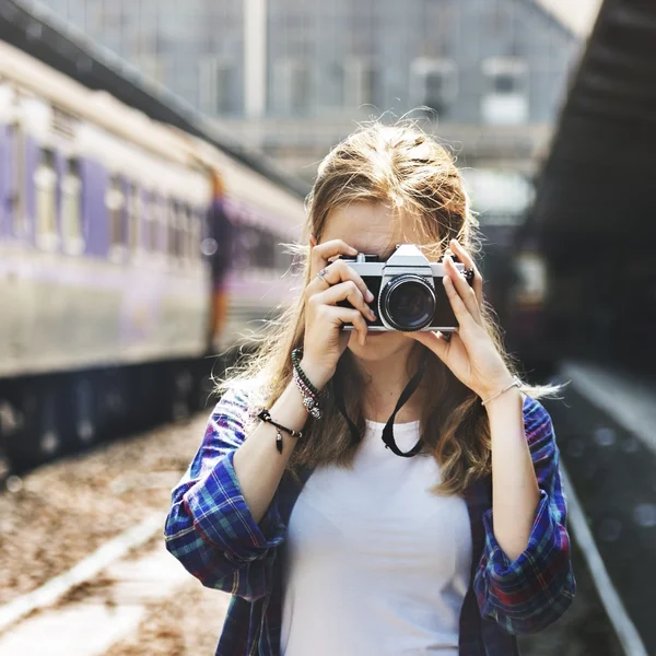 Φωτογράφος κορίτσι που ταξιδεύουν — Φωτογραφία Αρχείου