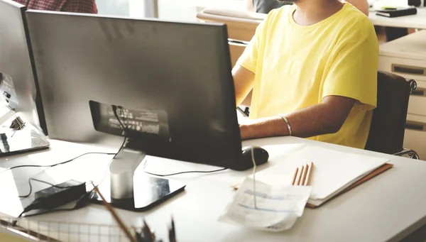 Gente de negocios trabajando en oficina —  Fotos de Stock