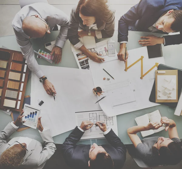 Grupp människor brainstorming om möte — Stockfoto