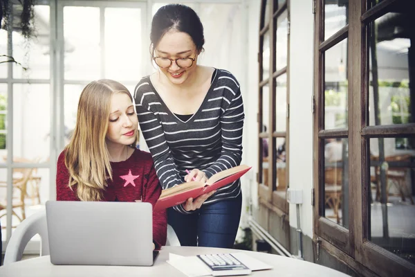 Estudiar en el concepto de Internet — Foto de Stock