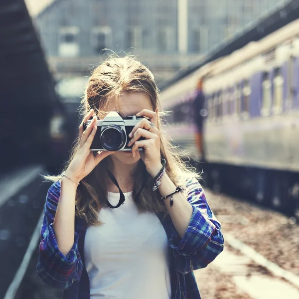Φωτογράφος κορίτσι που ταξιδεύουν — Φωτογραφία Αρχείου