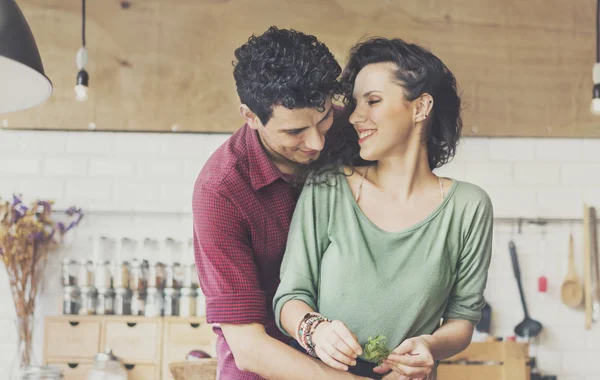 Casal juntos cozinhar — Fotografia de Stock