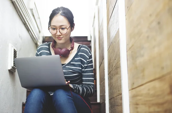 Estudiar en el concepto de Internet — Foto de Stock