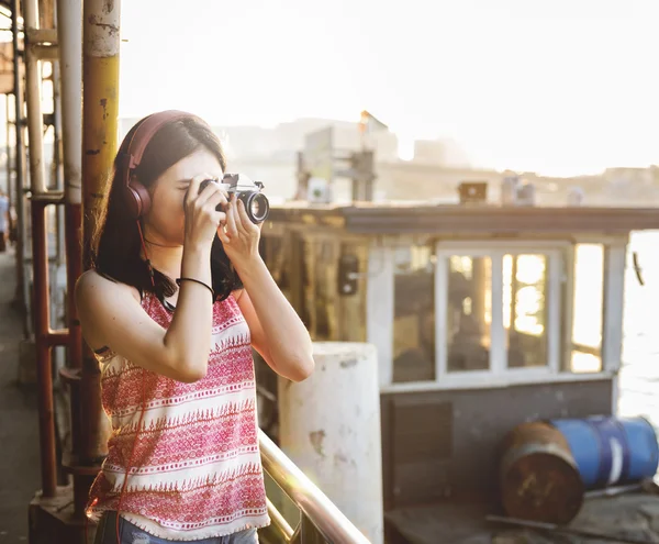 Chica fotógrafa viajando — Foto de Stock