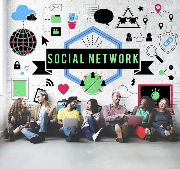 Diversidade amigos perto de parede com rede social — Fotografia de Stock