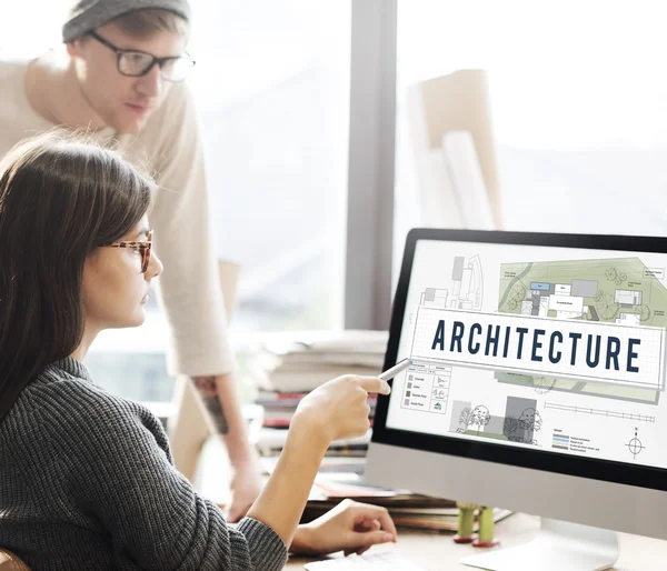 Frau zeigt auf Monitor Architektur — Stockfoto