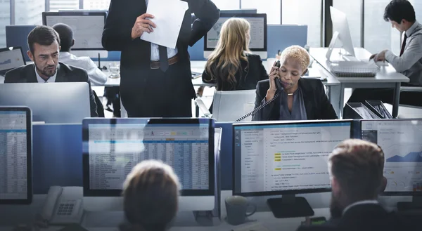 Gente de negocios trabajando en oficina —  Fotos de Stock