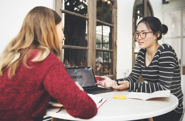 在大学校园里的谈话 — 图库照片