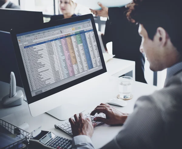 Computer met werkblad op monitor — Stockfoto