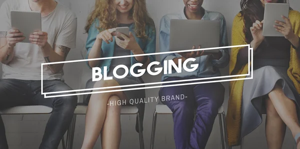 Diversidad de personas y blogging — Foto de Stock