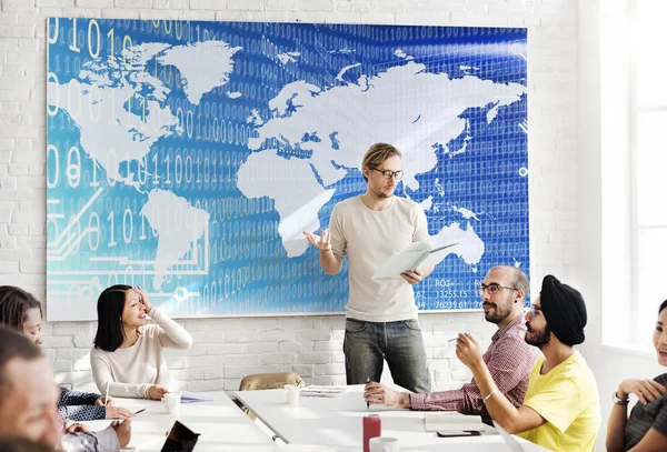 Reunião de negócios com mapa global — Fotografia de Stock