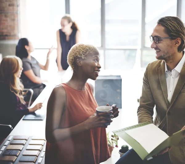 Geschäftsleute im Büro — Stockfoto