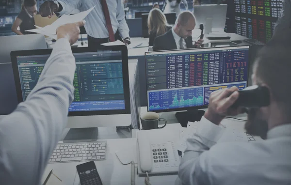 Mensen uit het bedrijfsleven werken en Stock Exchange — Stockfoto