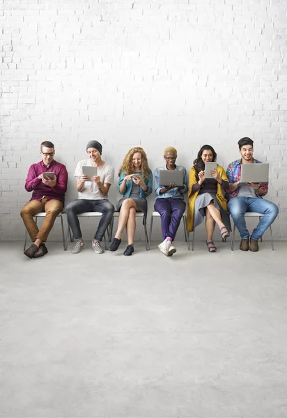 Różnorodność osób siedzi z urządzeń cyfrowych — Zdjęcie stockowe