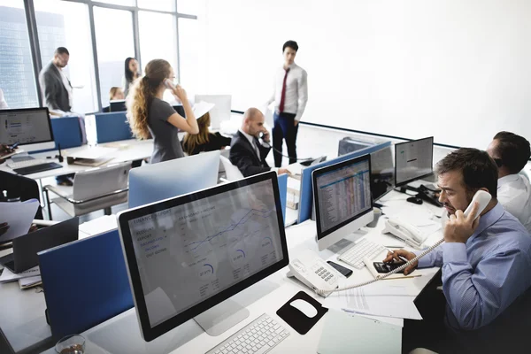 Geschäftsleute im Büro — Stockfoto