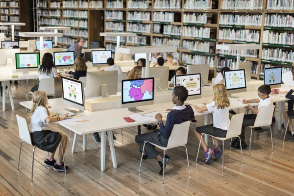 Crianças aprendendo em sala de aula de informática — Fotografia de Stock