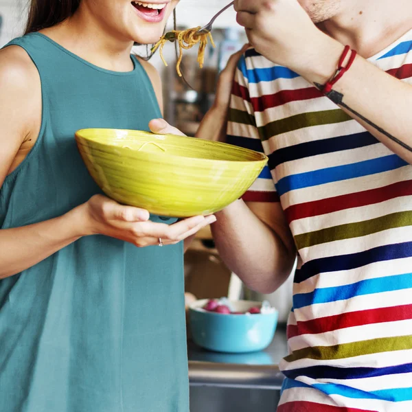 Casal juntos cozinhar — Fotografia de Stock