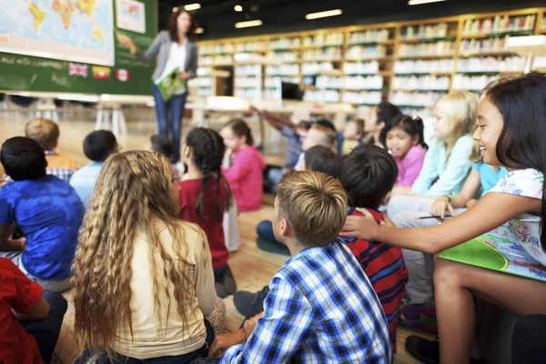 Elever som har lektion i skolan — Stockfoto