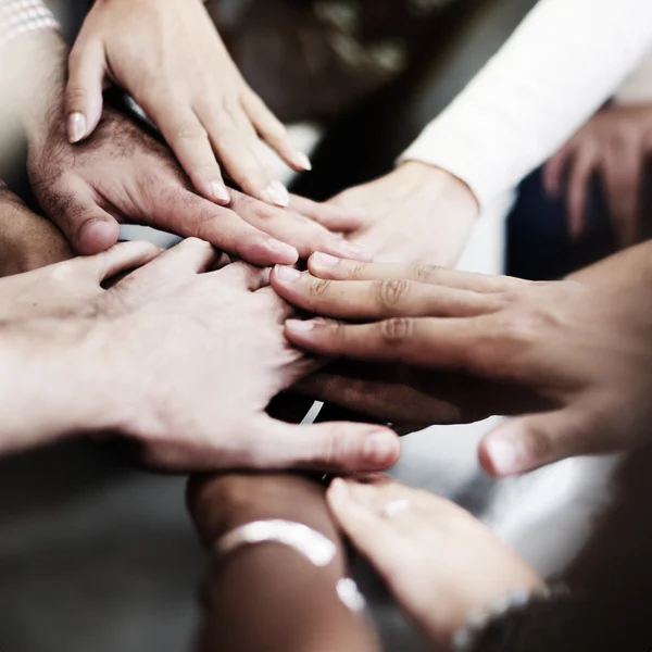 Pessoas com as mãos juntas — Fotografia de Stock