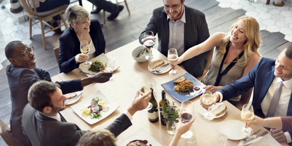 Människor njuter av mat — Stockfoto