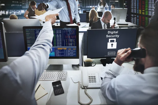 Affärsmän som arbetar och Digital säkerhet — Stockfoto