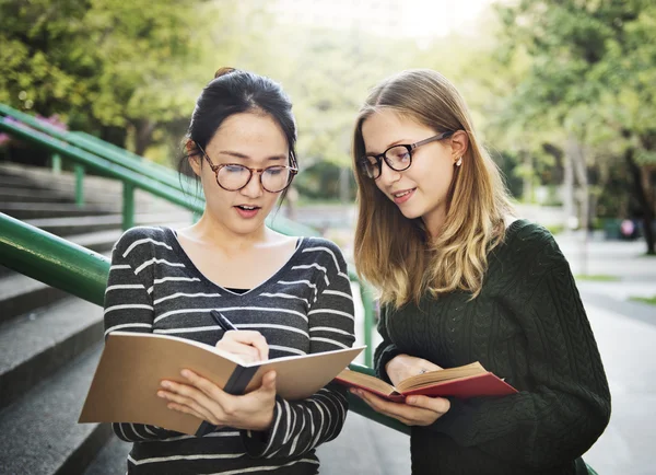 Concepto de discusión y lluvia de ideas — Foto de Stock