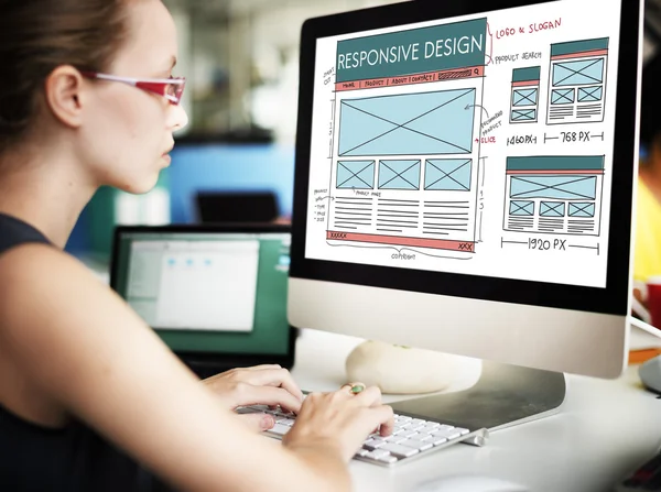 Bilgisayar monitöründe duyarlı tasarım ile — Stok fotoğraf