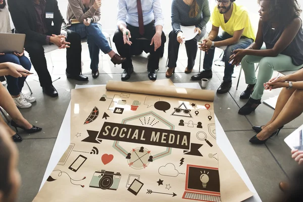 Persone su poster con i social media — Foto Stock