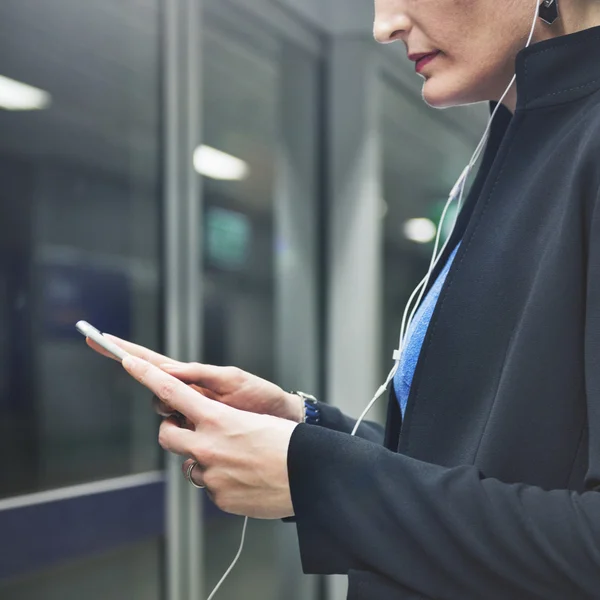 Zakenvrouw met digitale tablet — Stockfoto